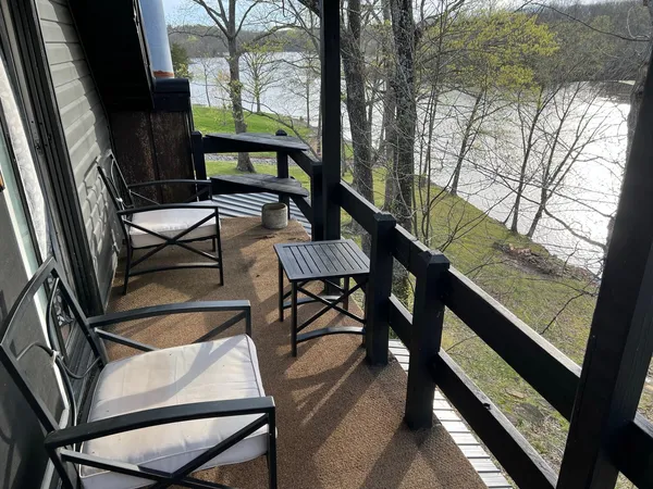 $515,000 | 410 Wagon Creek Loop, Creal Springs, IL 62922