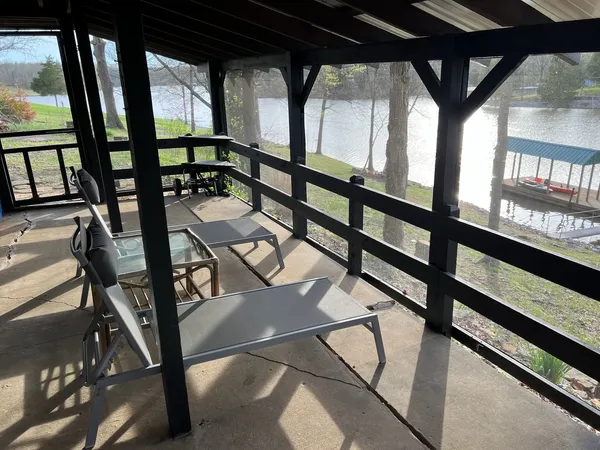 $515,000 | 410 Wagon Creek Loop, Creal Springs, IL 62922