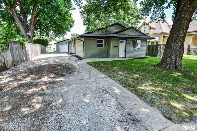 $184,900 | 513 East Oak Street, Taylorville, IL 62568