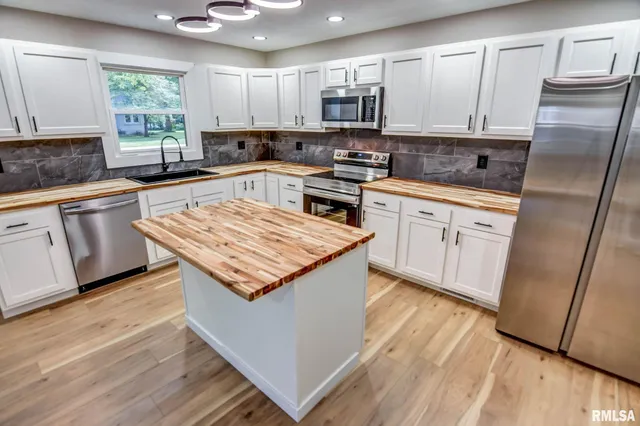 $184,900 | 513 East Oak Street, Taylorville, IL 62568