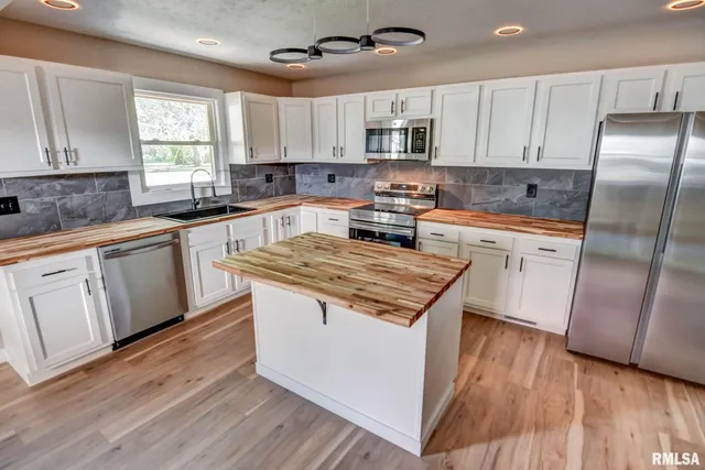 $184,900 | 513 East Oak Street, Taylorville, IL 62568