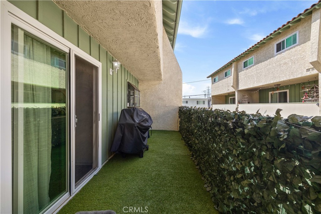 2518 Curtis Avenue, Unit 3 Redondo Beach, CA 90278 - Photo 28 of 35 a backyard of a house with lots of green space