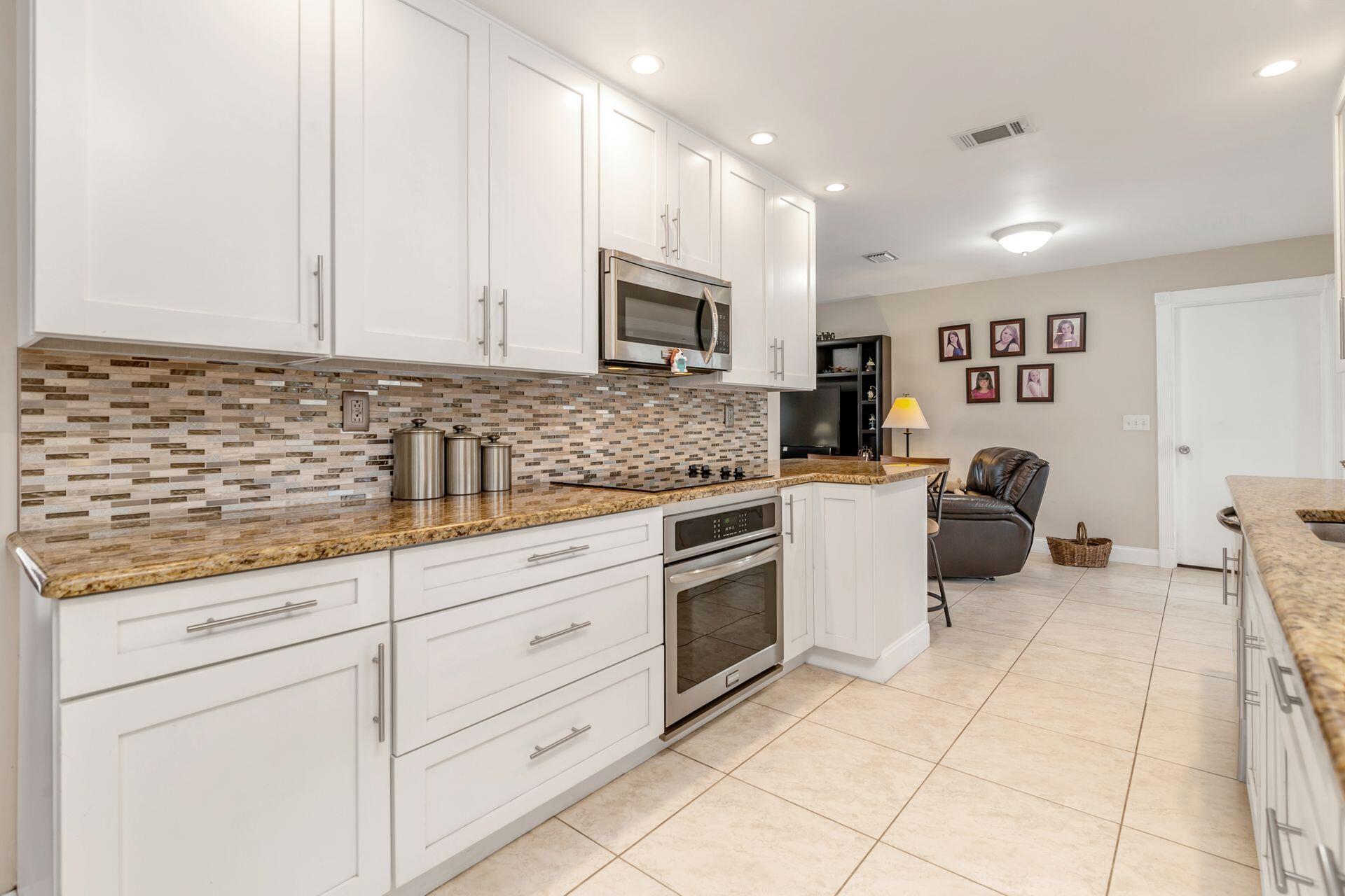 502 Oak Terrace Jupiter, FL 33458 - Photo 8 of 37 14Kitchen