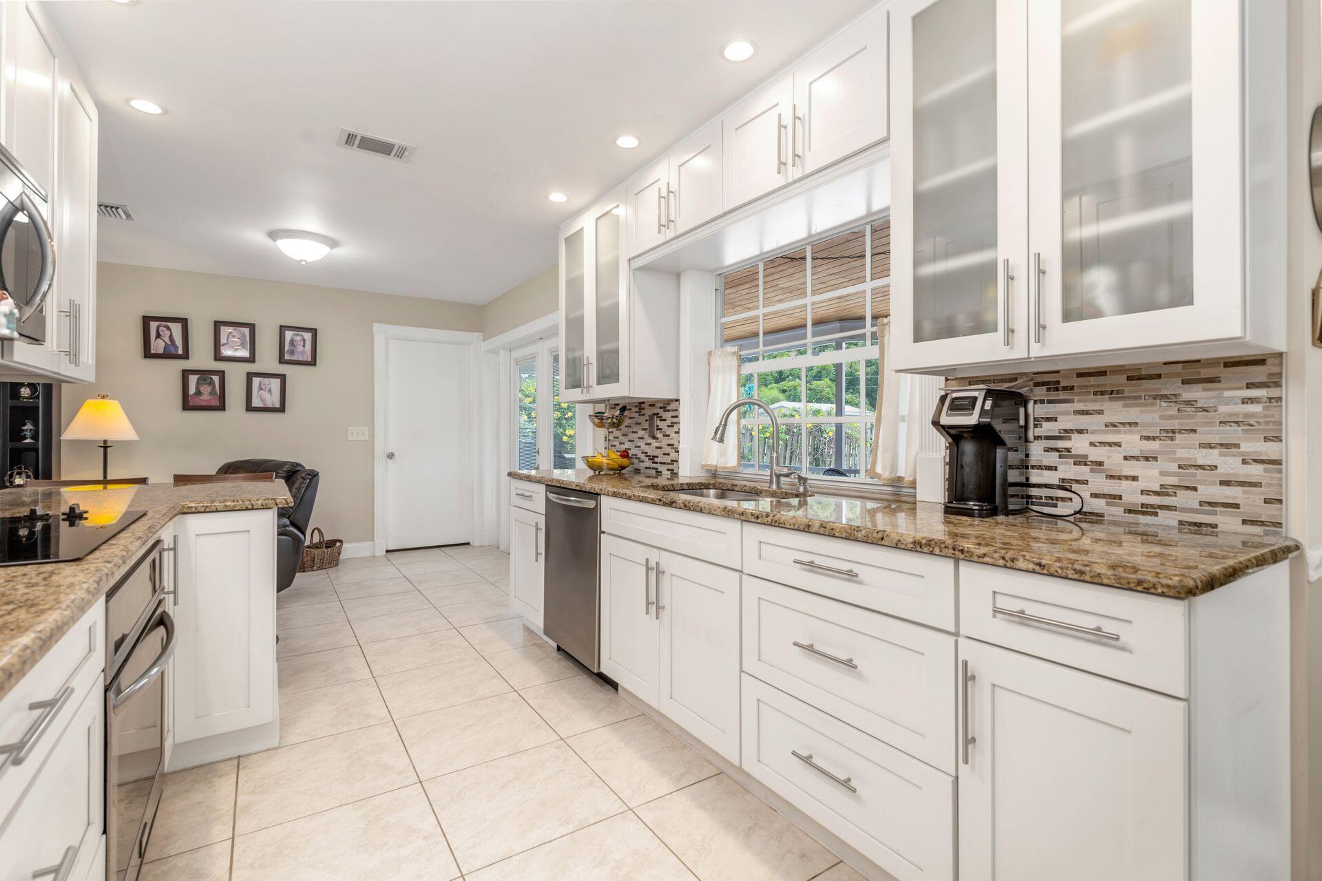 502 Oak Terrace Jupiter, FL 33458 - Photo 9 of 37 Kitchen
