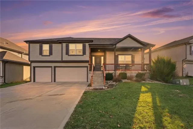 $435,000 | 606 Southeast Colonial Drive, Blue Springs, MO 64014