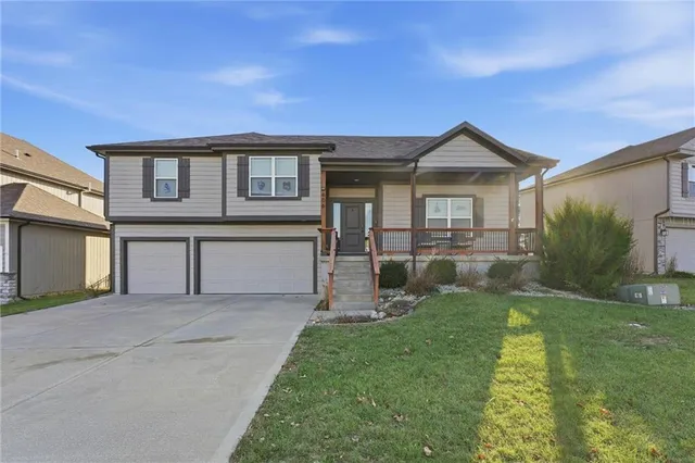 $435,000 | 606 Southeast Colonial Drive, Blue Springs, MO 64014