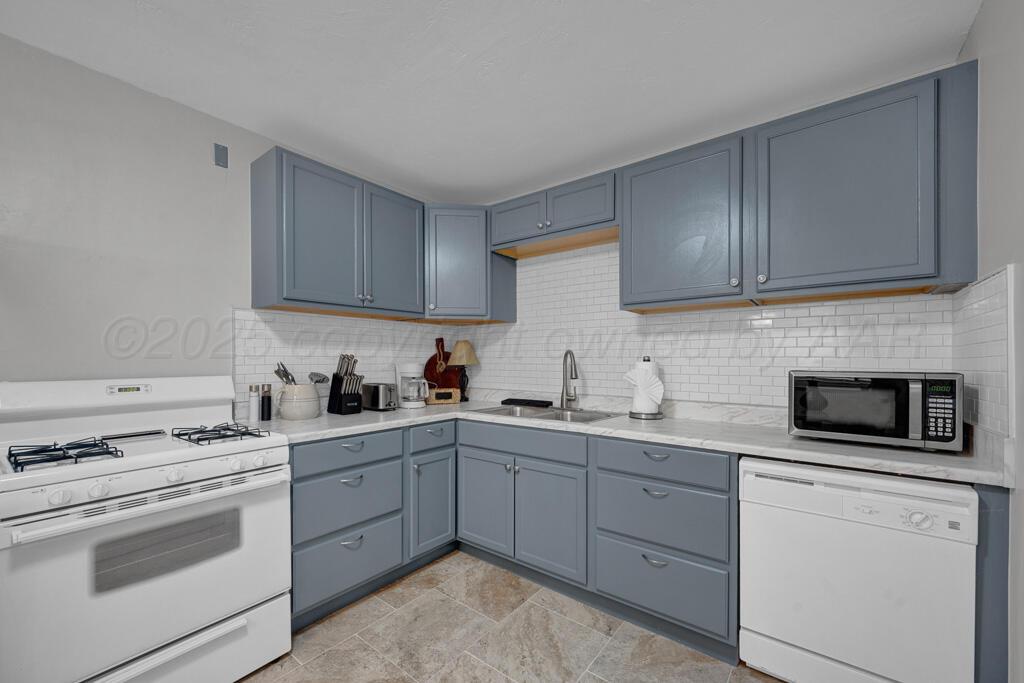 1011 Southwest 48th Avenue Amarillo, TX 79110 - Photo 6 of 22 Kitchen2