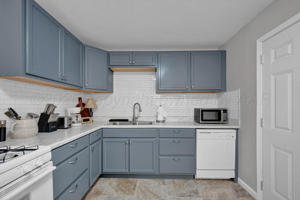1011 Southwest 48th Avenue Amarillo, TX 79110 - Photo 7 of 22 Kitchen5