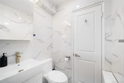 $325,000 | 220-02 Stronghurst Avenue, Unit LOWER) 183 | Bellerose