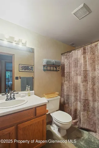 a en suite bathroom with a shower