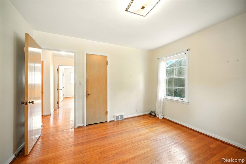 826 Shoreham Road Grosse Pointe Woods, MI 48236 - Photo 17 of 32
