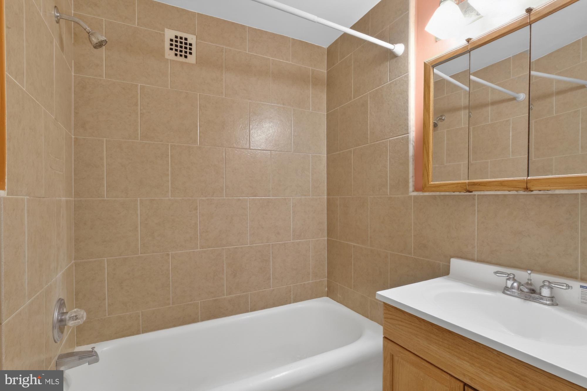 1324 Locust Street, Unit 421 Philadelphia, PA 19107 - Photo 8 of 22