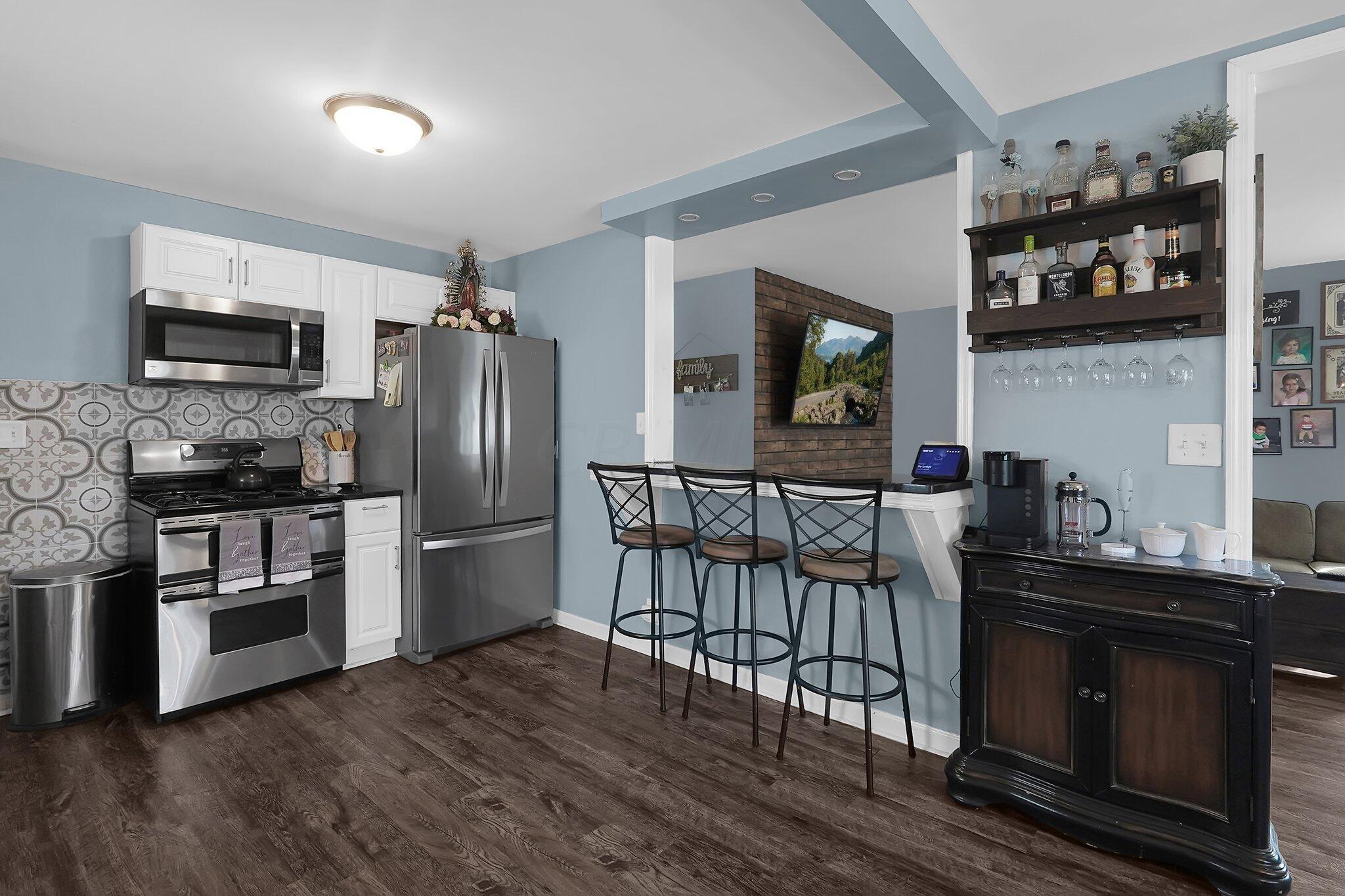 1540 East Weber Road Columbus, OH 43224 - Photo 9 of 28 kitchen/bar