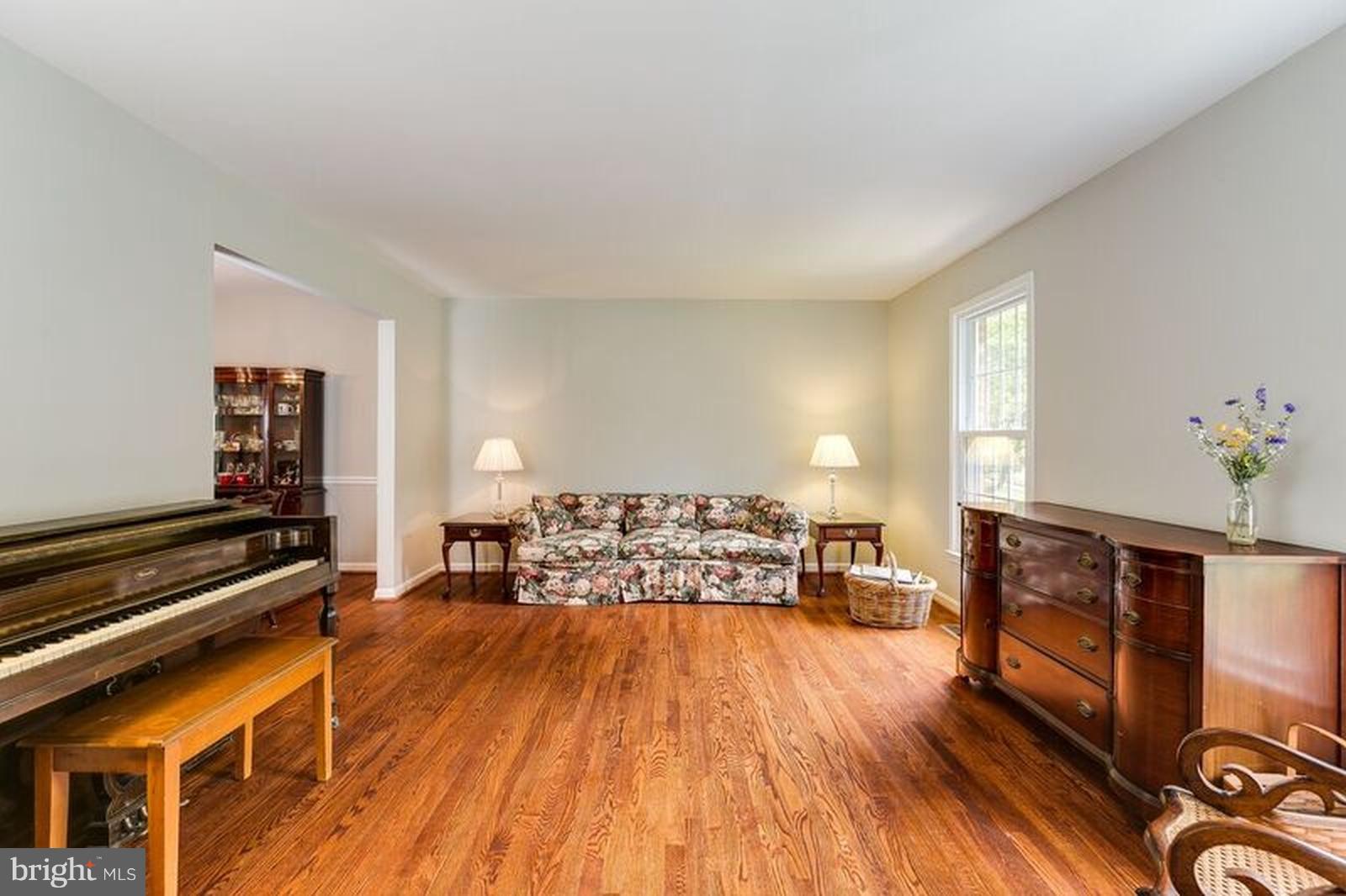 9526 Stevebrook Road Fairfax, VA 22032 - Photo 5 of 28 Living Room