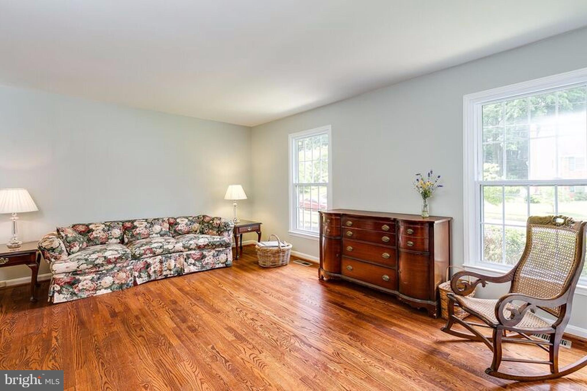 9526 Stevebrook Road Fairfax, VA 22032 - Photo 6 of 28 Living Room