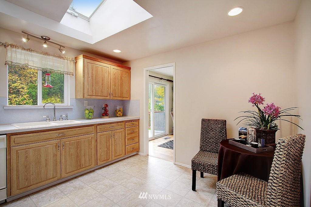 19433 Northeast Redmond Road Redmond, WA 98053 - Photo 8 of 22 Gallery Image 8