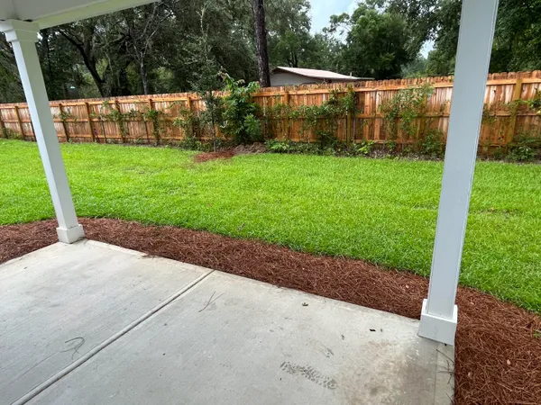 a view of a back yard