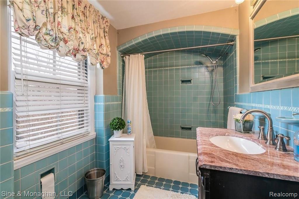 749 Hampton Road Grosse Pointe Woods, MI 48236 - Photo 15 of 18