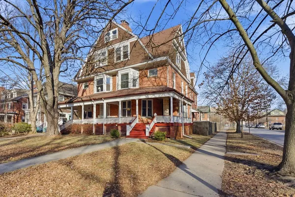 a view of a yard with a fountain