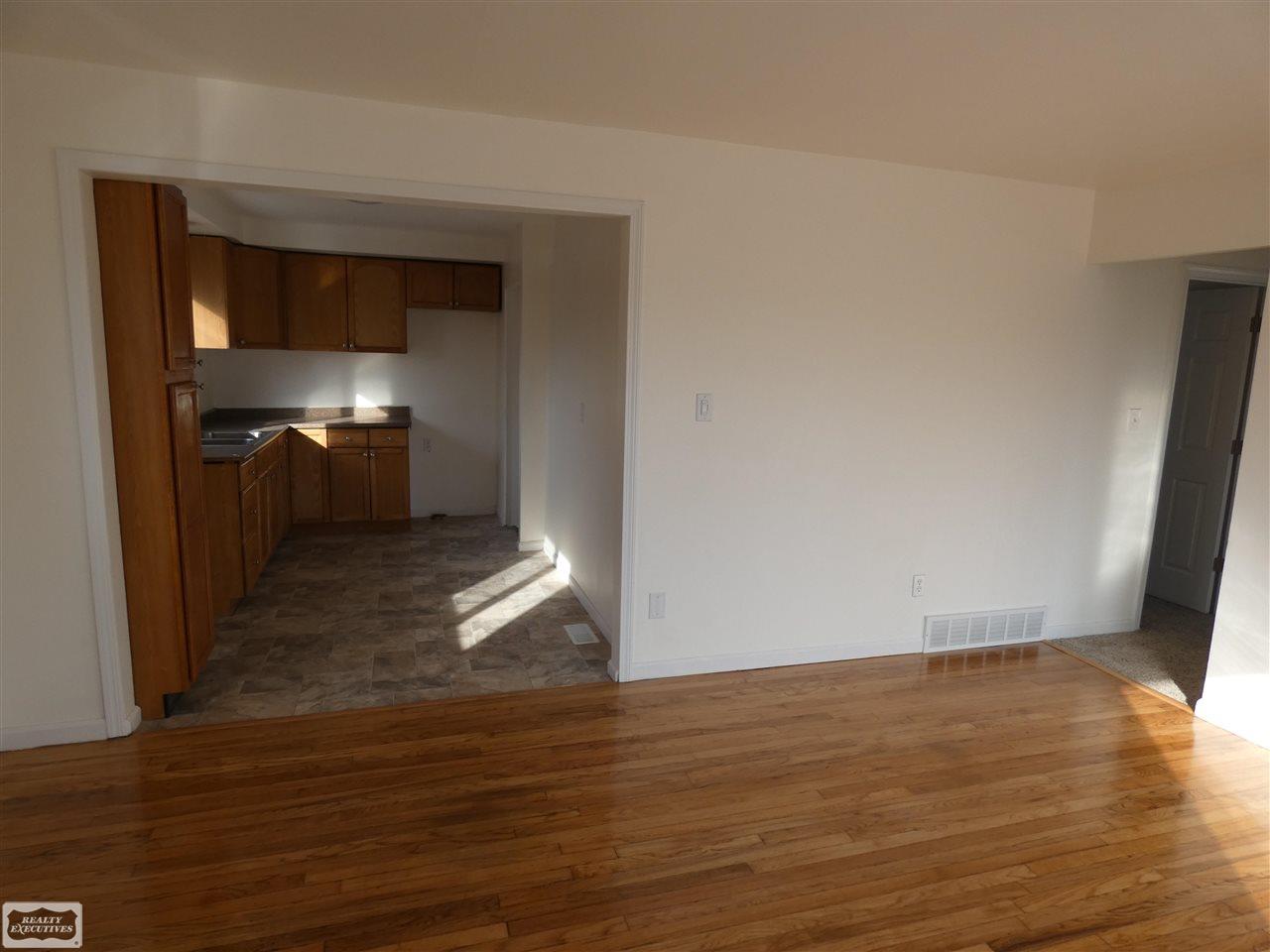 18401 Woodbine Road Fraser, MI 48026 - Photo 5 of 16 50065357-4.JPG
