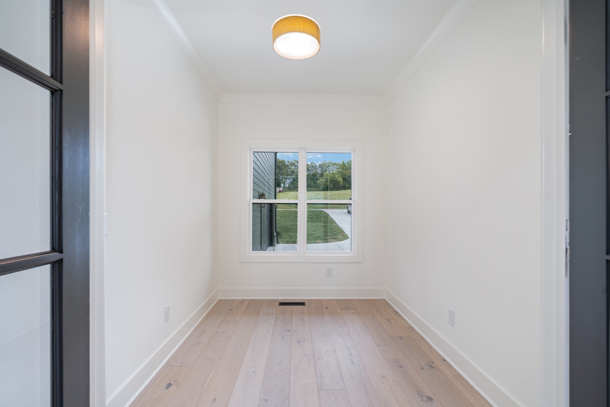 115 Crenshaw Road Hartsville, TN 37074 - Photo 12 of 40 an empty room with window and mirror