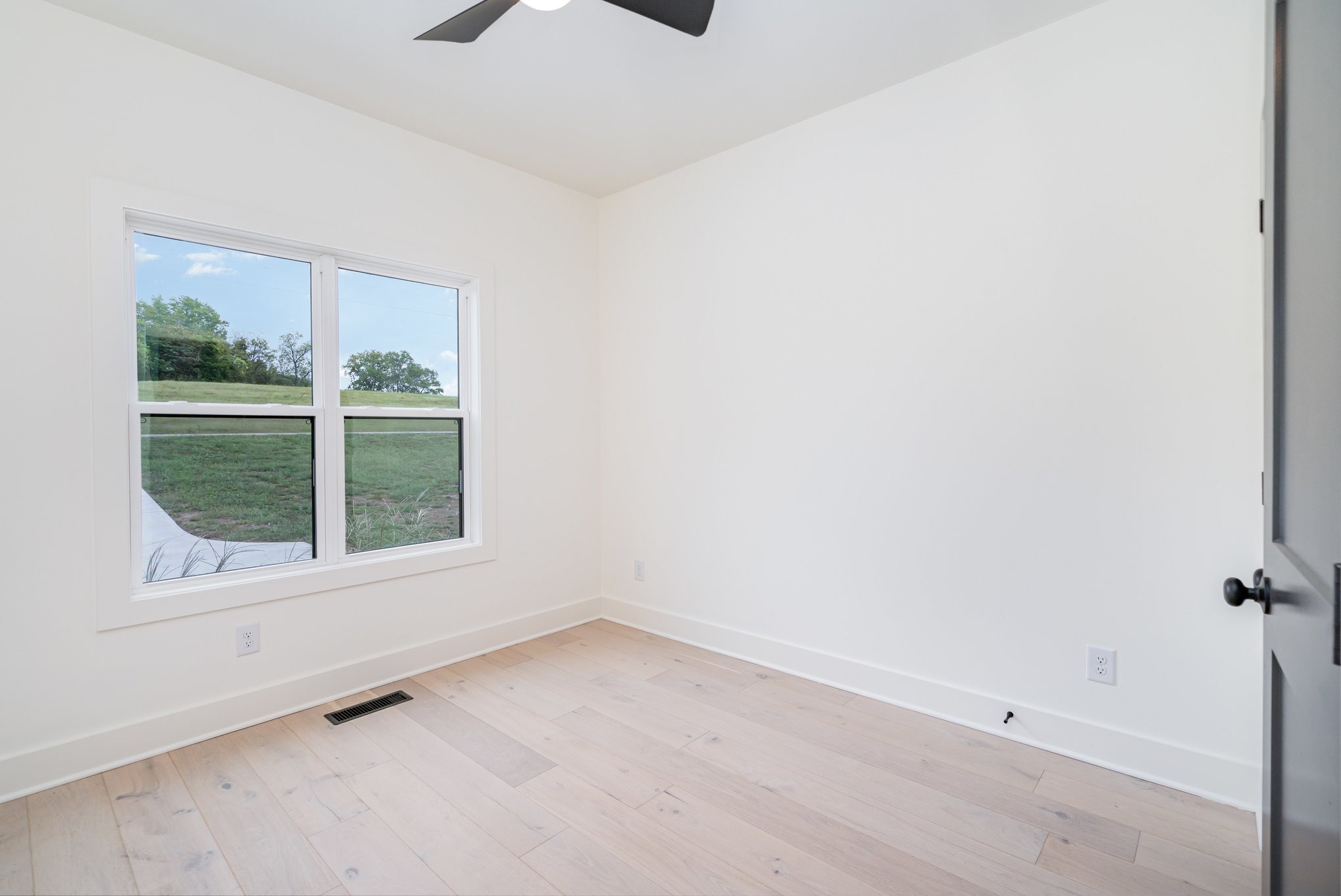 115 Crenshaw Road Hartsville, TN 37074 - Photo 16 of 40 an empty room with a window