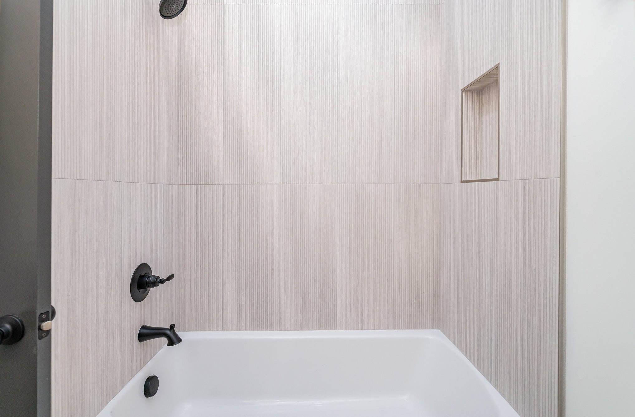 115 Crenshaw Road Hartsville, TN 37074 - Photo 17 of 40 a bathroom with a tub