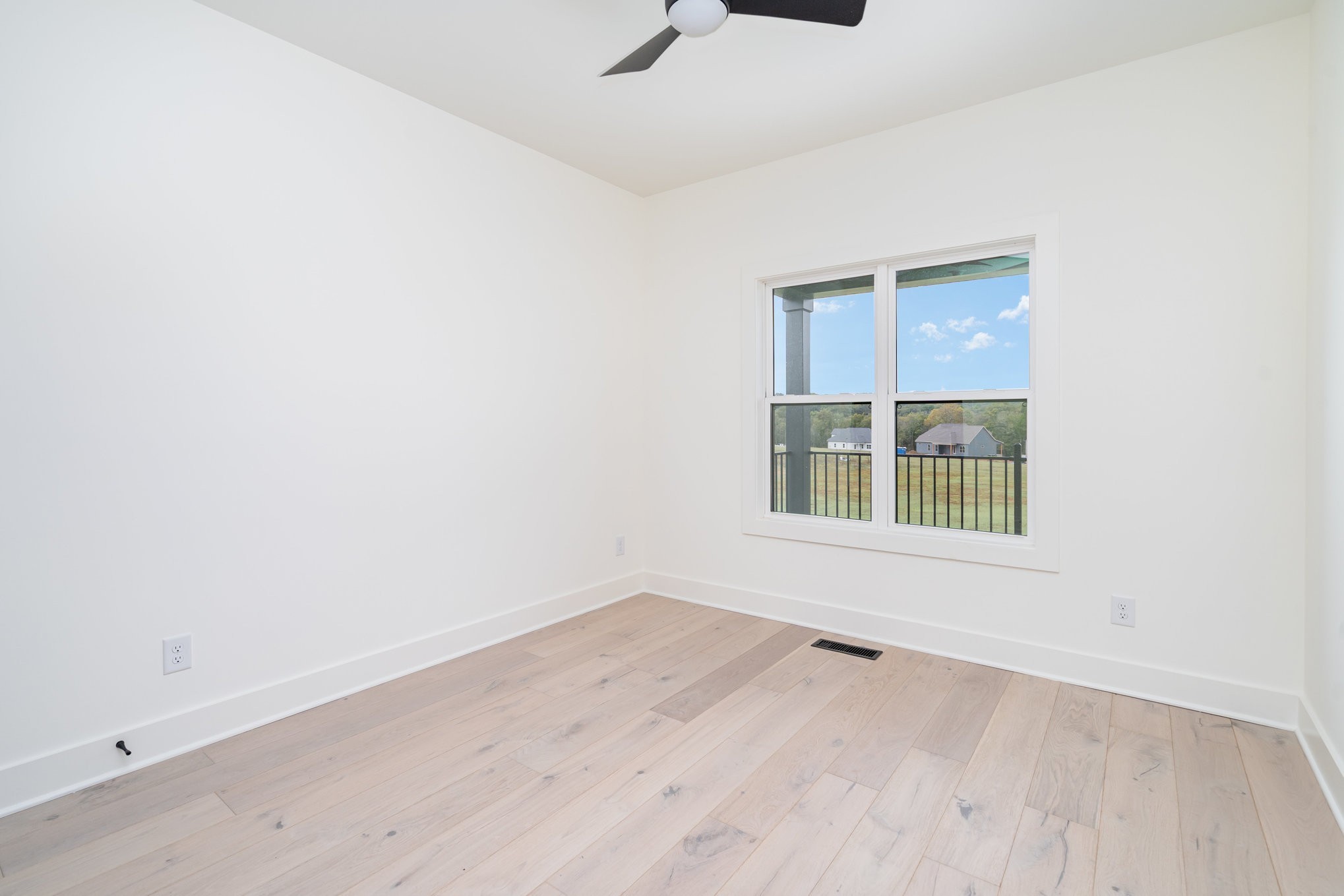 115 Crenshaw Road Hartsville, TN 37074 - Photo 21 of 40 an empty room with a window