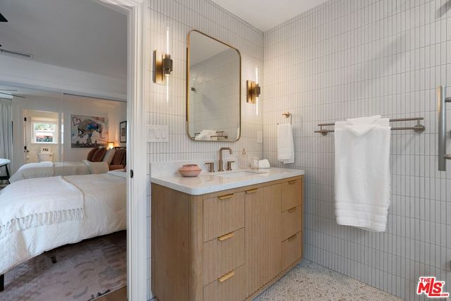 a en suite bathroom with a double vanity sink and mirror