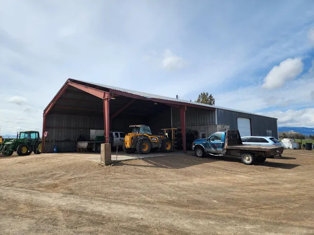 a view of a big room with wooden floor and fence