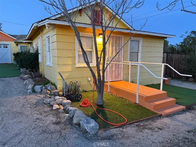 a view of a house with backyard