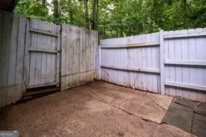 a view of a backyard