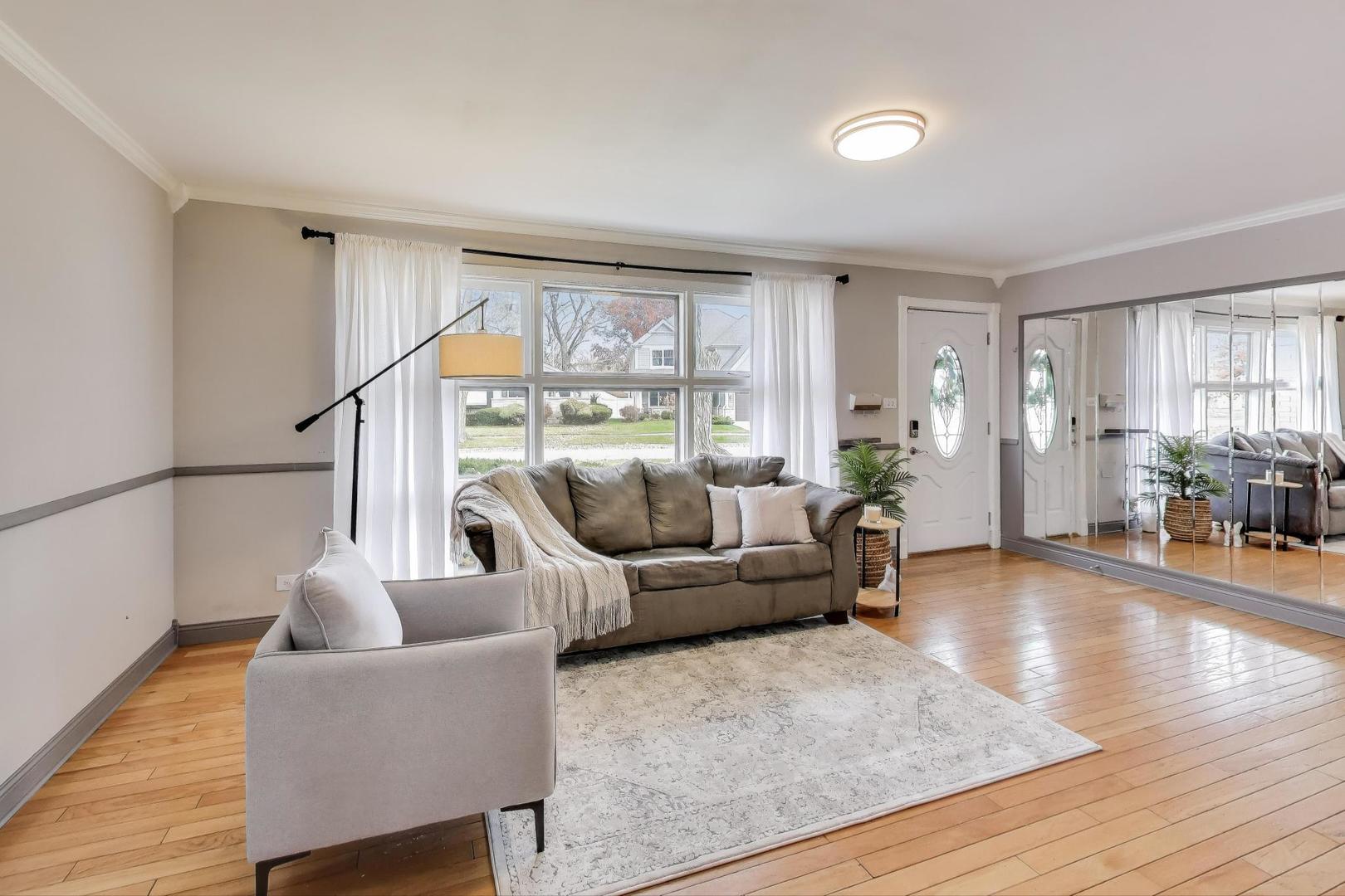 412 Ridgeland Avenue Elmhurst, IL 60126 - Photo 3 of 22 Gallery Image 3