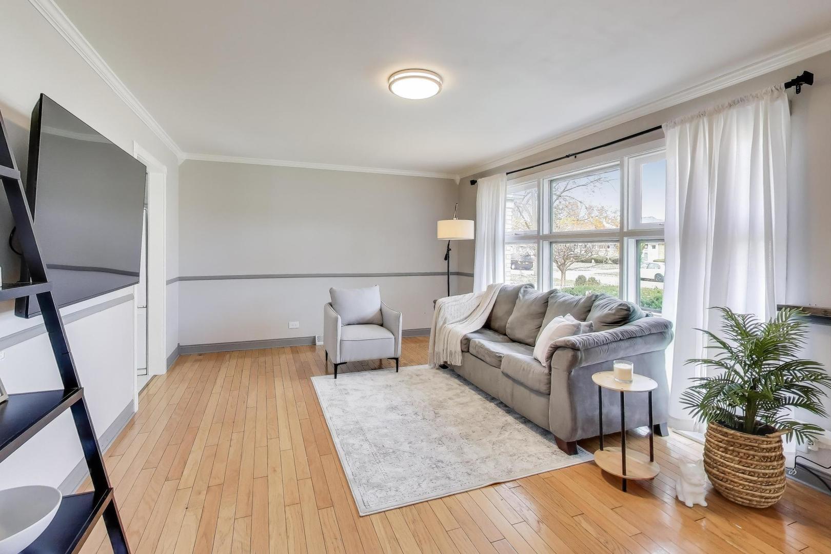 412 Ridgeland Avenue Elmhurst, IL 60126 - Photo 4 of 22 Gallery Image 4
