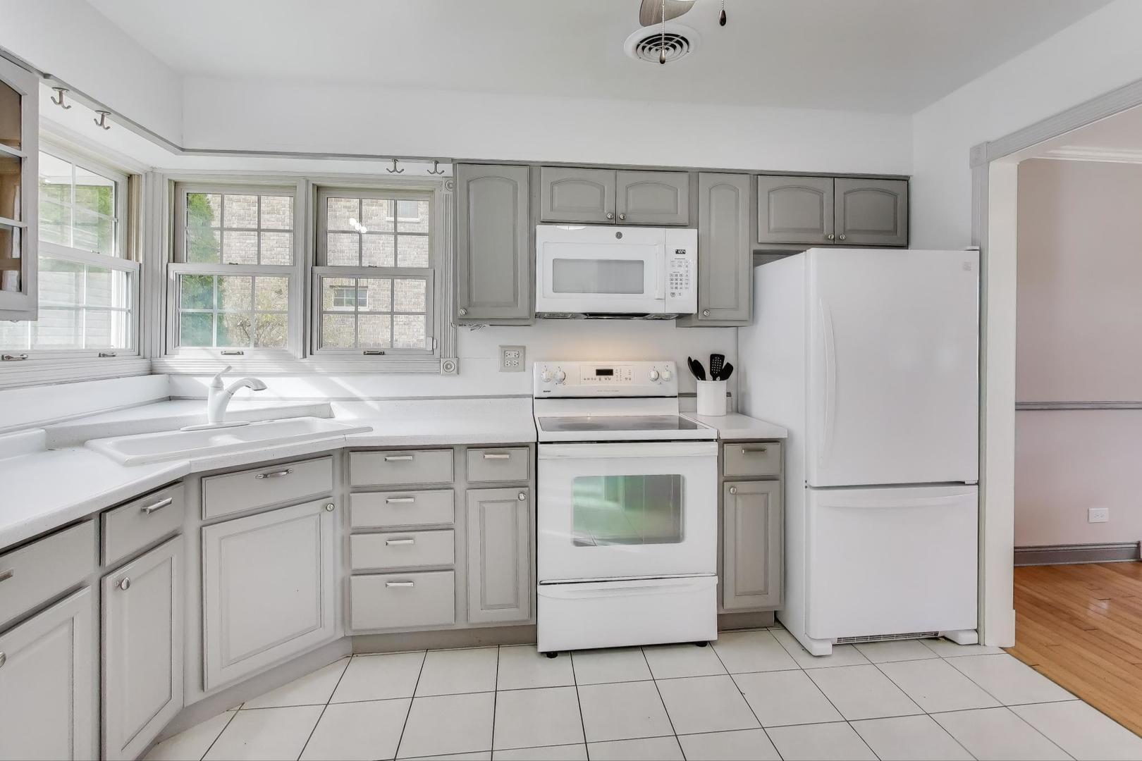 412 Ridgeland Avenue Elmhurst, IL 60126 - Photo 7 of 22 Gallery Image 7