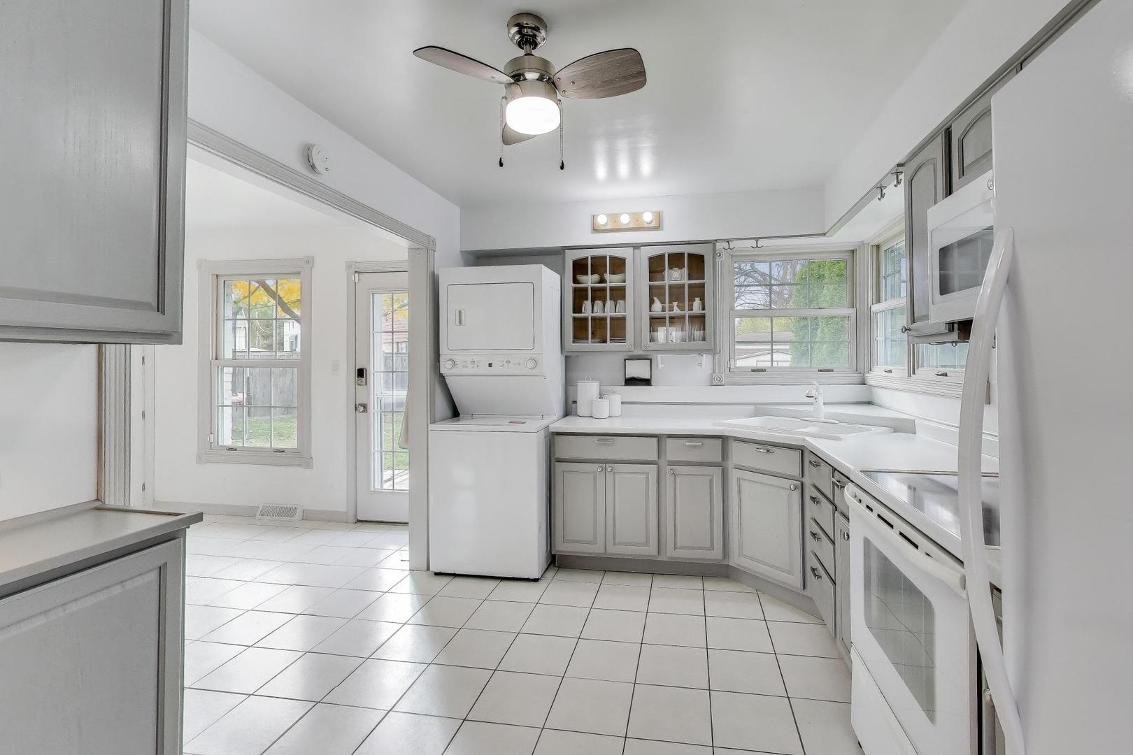 412 Ridgeland Avenue Elmhurst, IL 60126 - Photo 8 of 22 Gallery Image 8