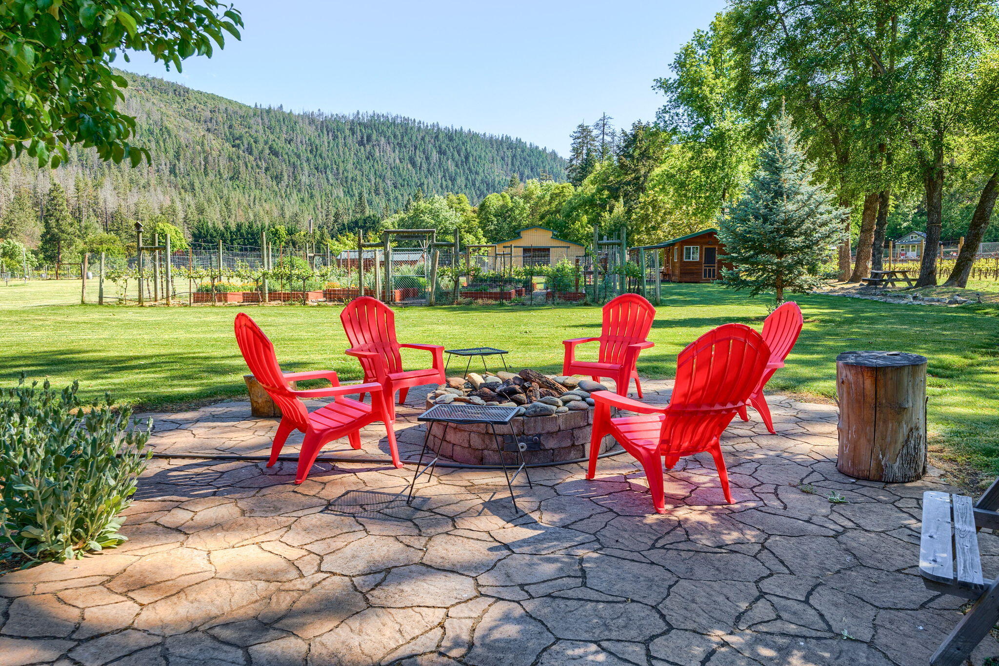 8127 Upper Applegate Road Jacksonville, OR 97530 - Photo 9 of 117 9
