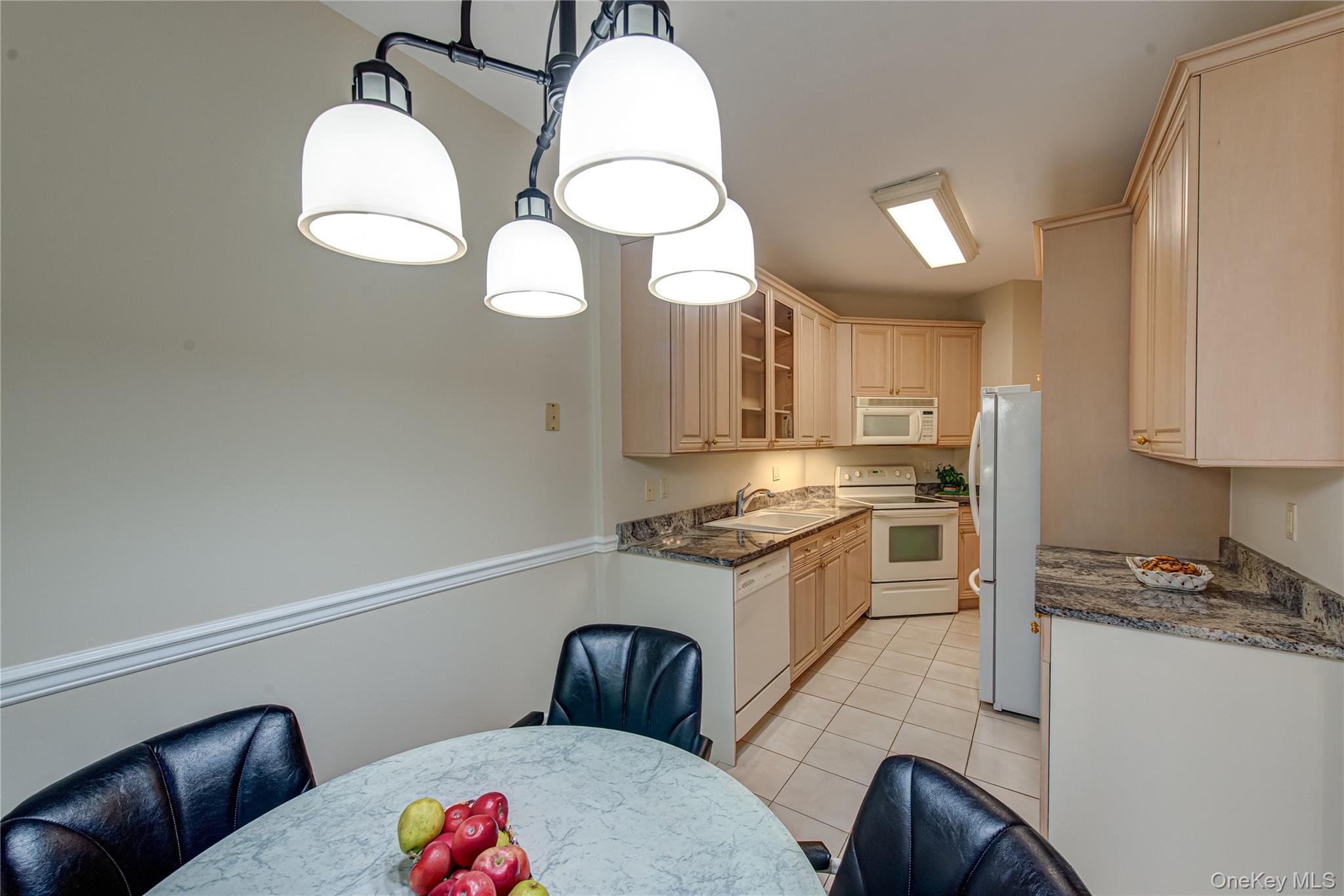 93 Carriage Lane, Unit AVON LOWER Plainview, NY 11803 - Photo 15 of 36 a kitchen with cabinets and stainless steel appliances