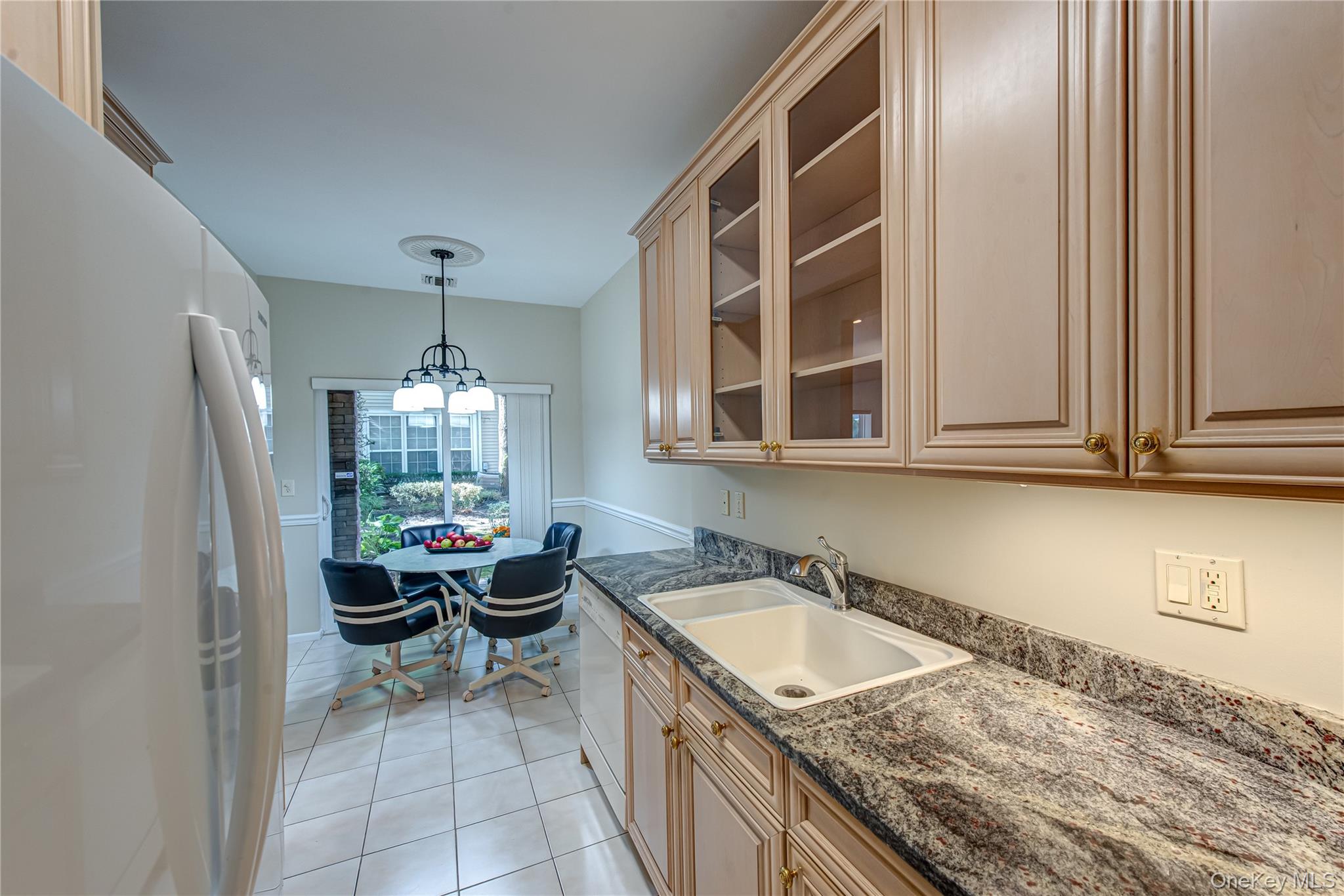 93 Carriage Lane, Unit AVON LOWER Plainview, NY 11803 - Photo 16 of 36 a kitchen with a sink and cabinets