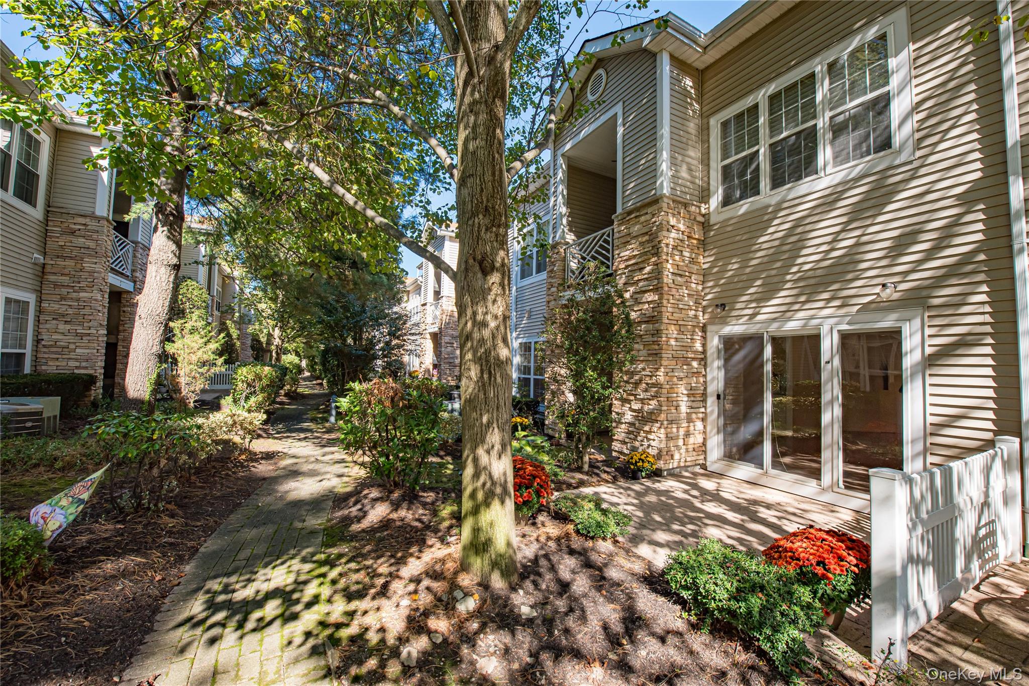 93 Carriage Lane, Unit AVON LOWER Plainview, NY 11803 - Photo 25 of 36