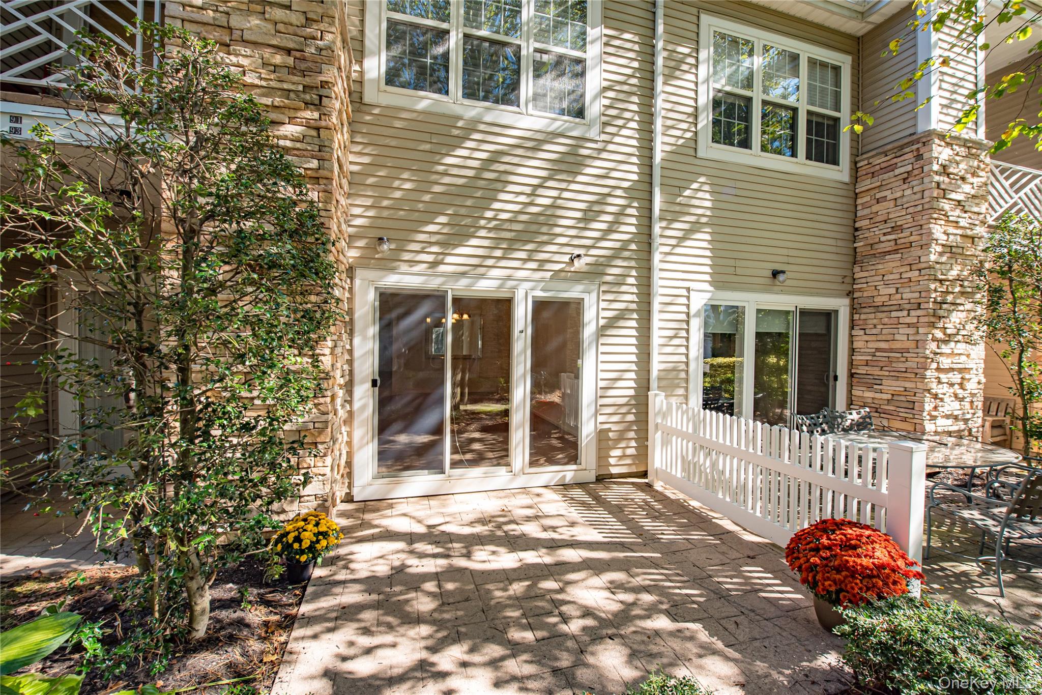 93 Carriage Lane, Unit AVON LOWER Plainview, NY 11803 - Photo 28 of 36 a front view of a house with a yard