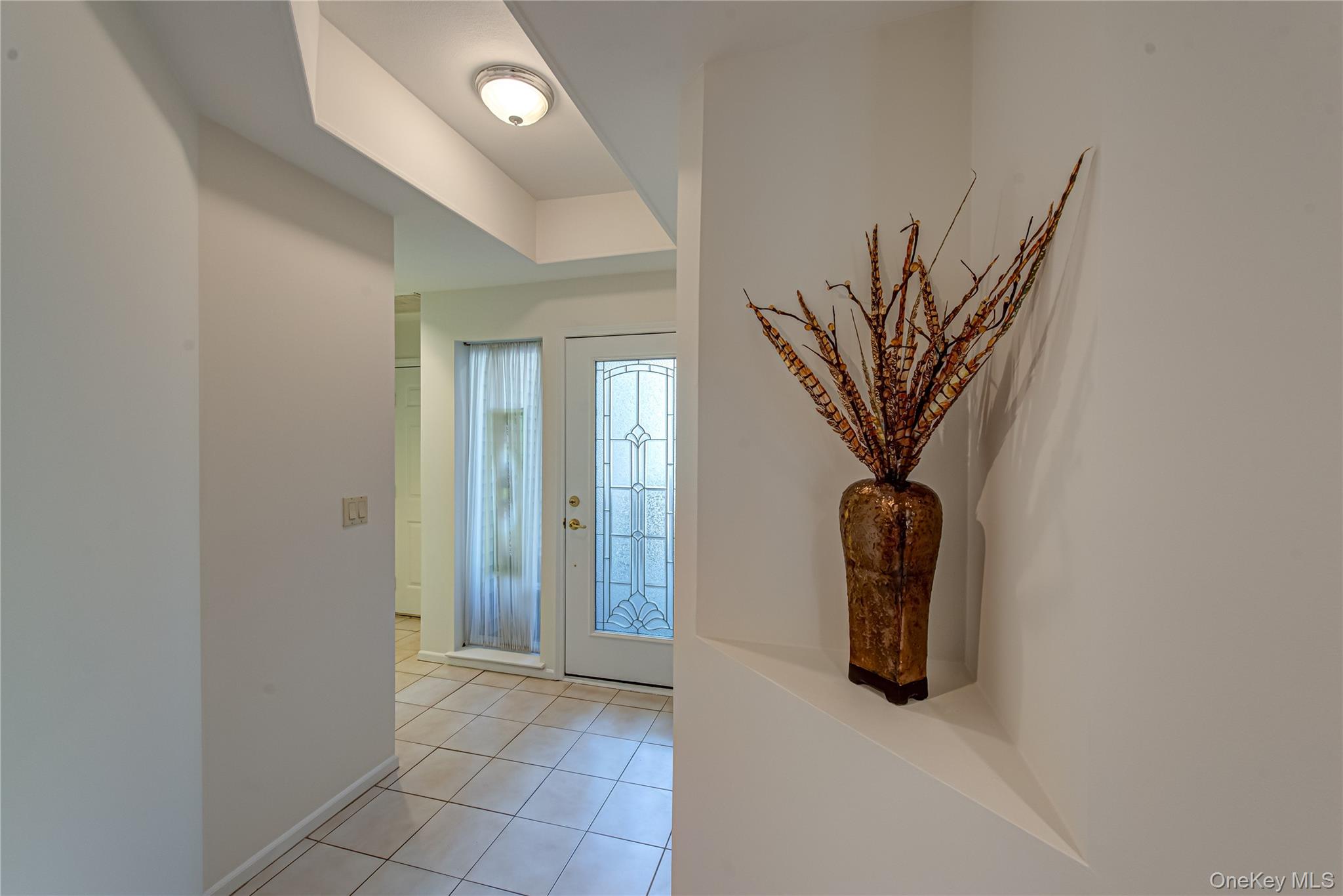 93 Carriage Lane, Unit AVON LOWER Plainview, NY 11803 - Photo 5 of 36 a view of a room with a potted plant