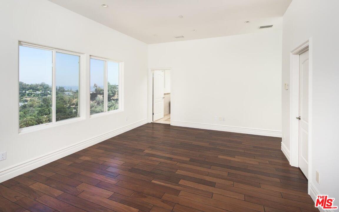 1050 Stradella Road Los Angeles, CA 90077 - Photo 14 of 24