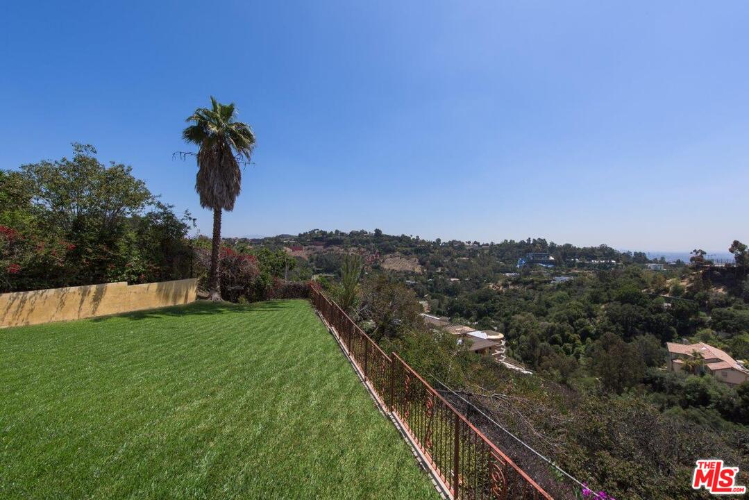 1050 Stradella Road Los Angeles, CA 90077 - Photo 3 of 24
