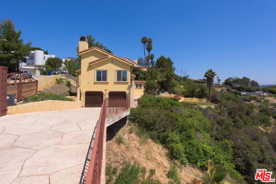 1050 Stradella Road Los Angeles, CA 90077 - Photo 4 of 24