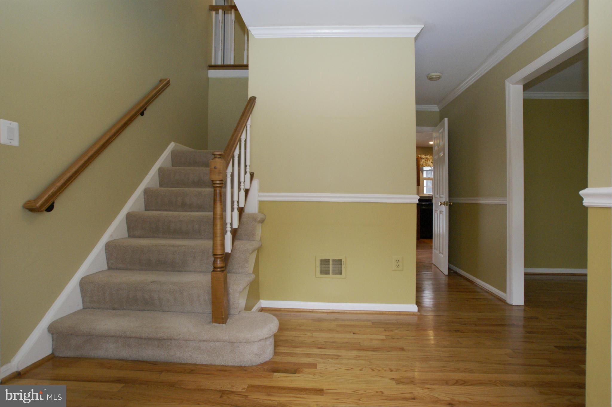 7804 Cliffside Court Springfield, VA 22153 - Photo 3 of 30 Foyer, with wood floors, welcomes you