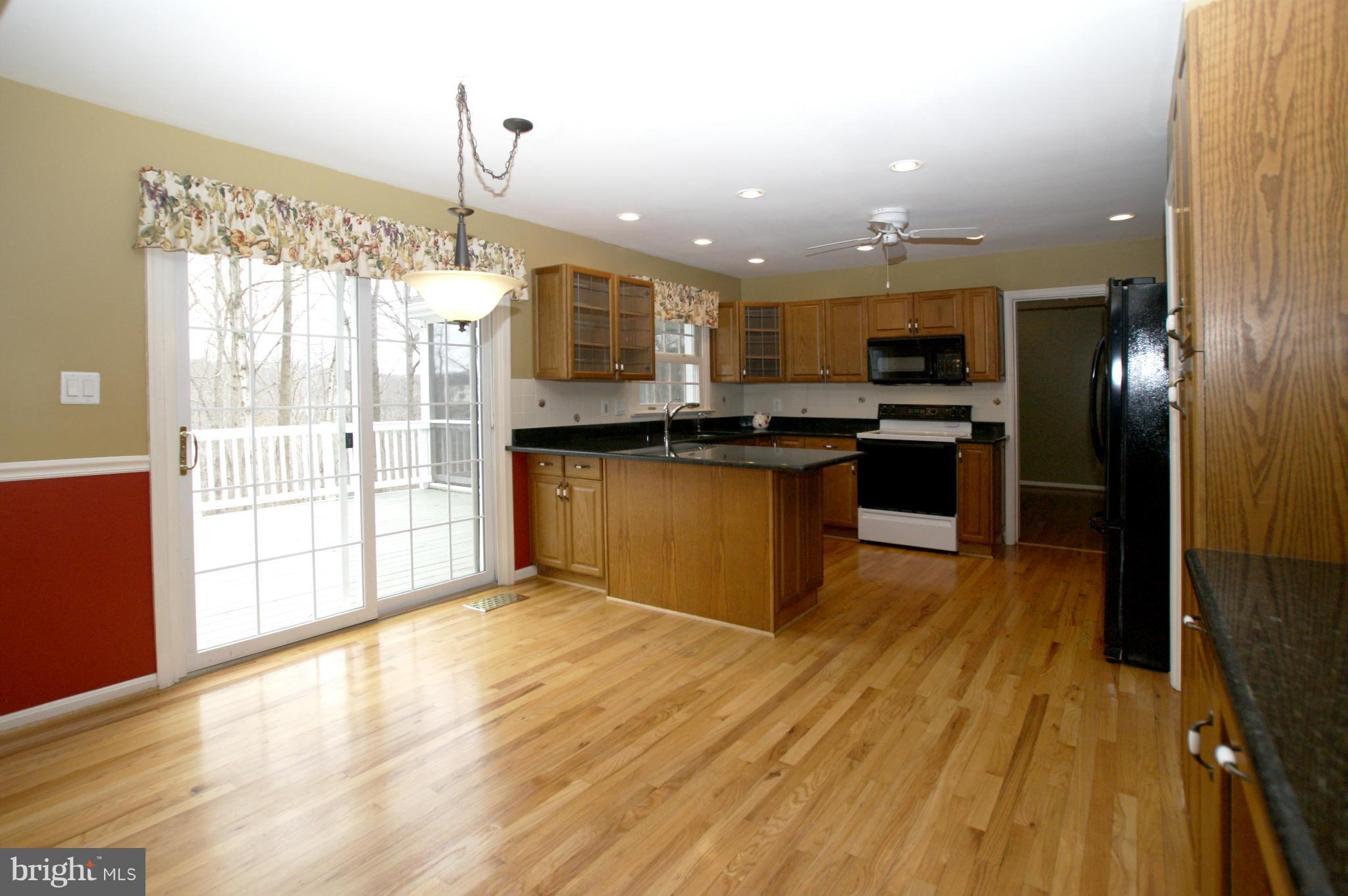 7804 Cliffside Court Springfield, VA 22153 - Photo 8 of 30 LARGE eat in kitchen with Granite. 13' x 18'