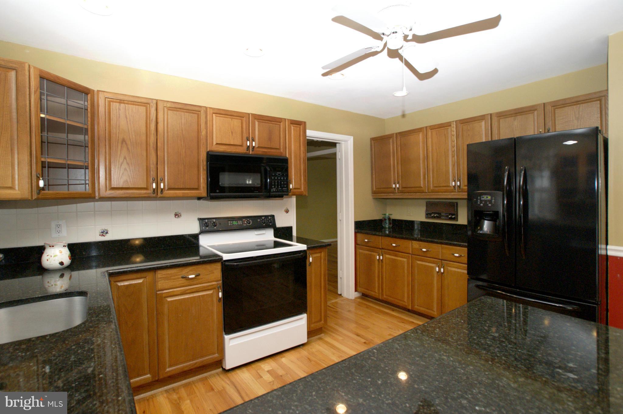 7804 Cliffside Court Springfield, VA 22153 - Photo 9 of 30 Kitchen PLENTY of granite counter space. 13' x 18'