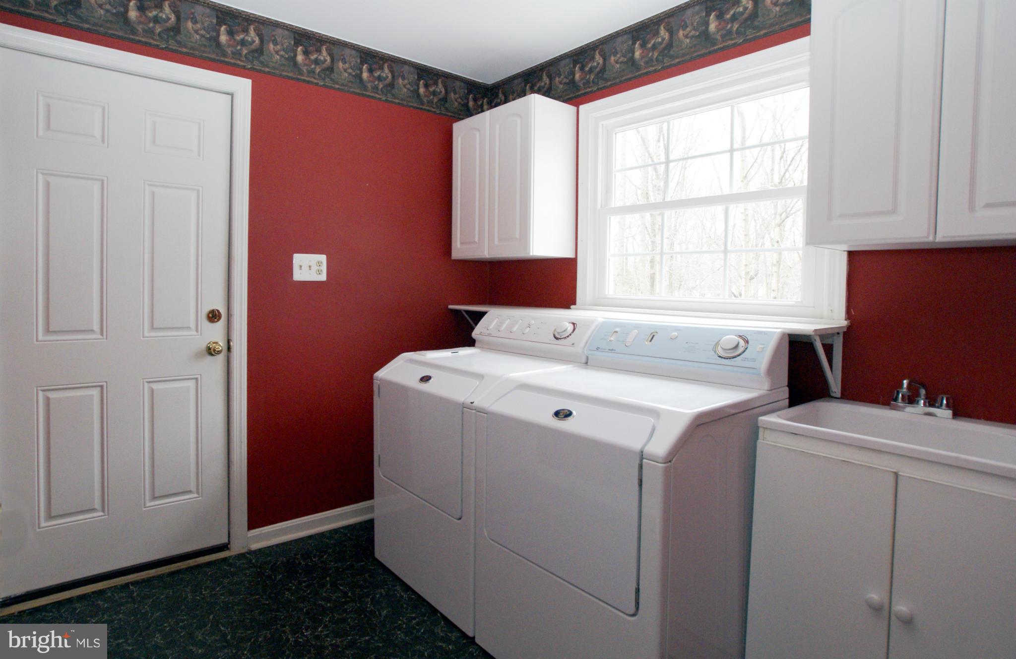 7804 Cliffside Court Springfield, VA 22153 - Photo 10 of 30 Mud room with laundry.