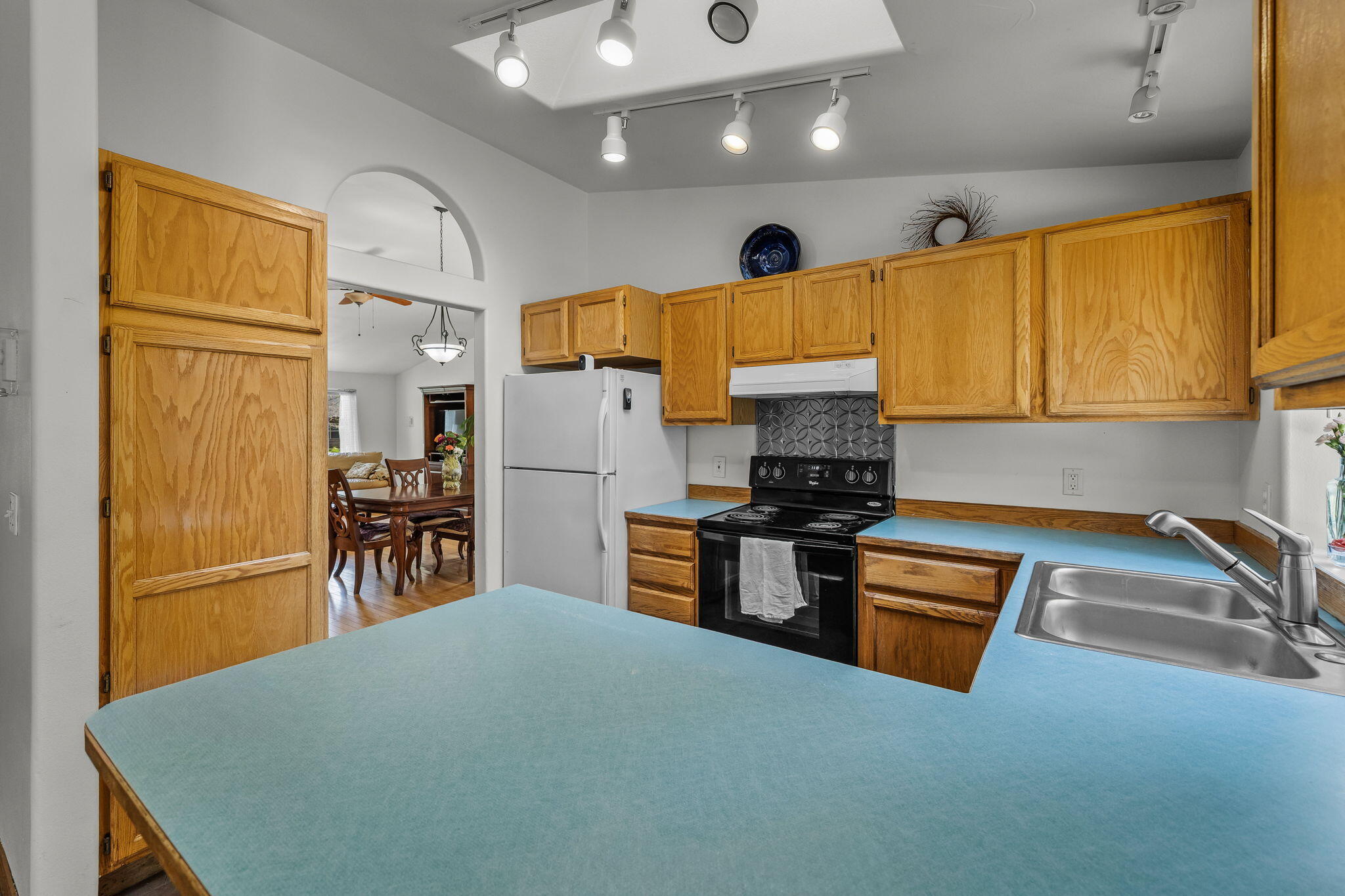 18887 Choctaw Road Bend, OR 97702 - Photo 22 of 38 Built-in pantry, tons of counter space and a view to the LR and Family Room!